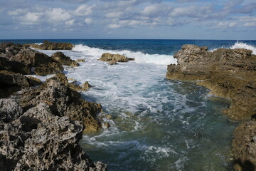 Fototapeta na wymiar Küste mit Felsen und Wellen Karibikinsel Isla Mujeres in Mexiko
