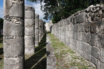 Fototapeta na wymiar Säulen in den Maya Ruinen von Chichén Itzá