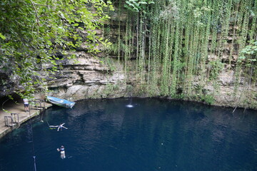 Cenote Karstloch mit Wasser auf Yucatán in Mexiko