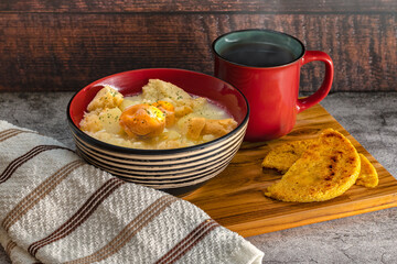 Caldo de Huevo con Arepa