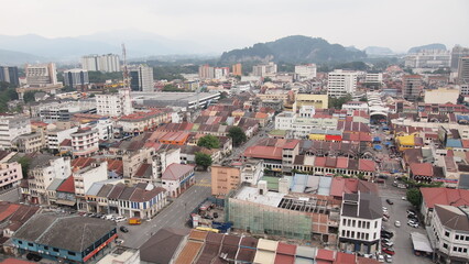 Obraz premium View of the old town Ipoh Malaysia from a rooftop aerial