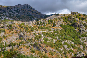 Fototapeta na wymiar Góry nad Zatoką Kotorską w Czarnogórze