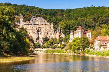 La Roque-Gageac on the banks of the River Dordogne, Aquitaine, France