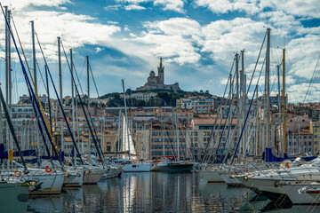 La basilique Notre-Dame de la Garde à Marseille vue depuis le Vieux-Port - obrazy, fototapety, plakaty
