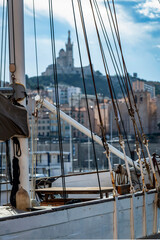 La basilique Notre-Dame de la Garde à Marseille vue depuis le Vieux-Port