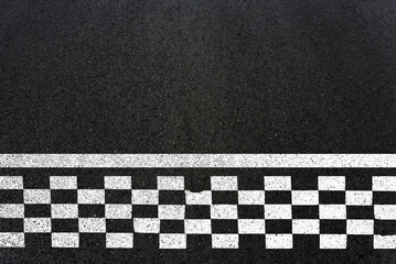 Damier noir et blanc sur asphalte, ligne de départ de courses automobiles 