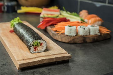 rolka sushi, futomaka, przygotowana do cięcia na kawałki