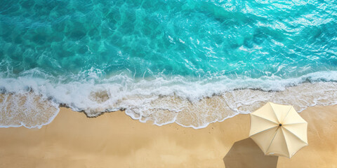 Naklejka premium Top view of a sea and a beautiful sandy beach with a beach umbrella