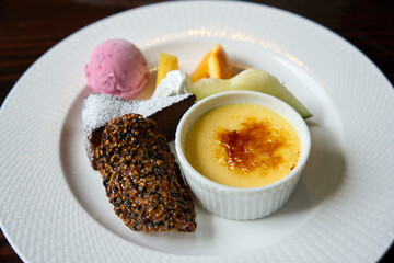 焼きプリンとケーキのデザート盛り合わせ