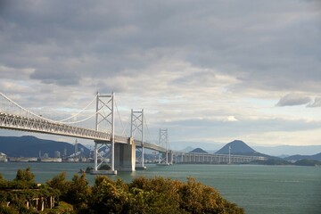 与島から眺めた夕陽に照らされる瀬戸大橋