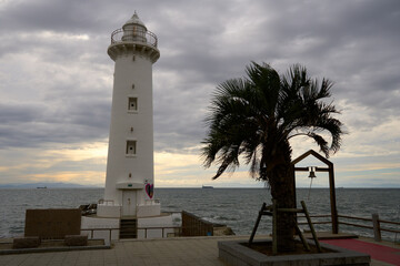 【南知多】秋の夕暮れを背景にした灯台
