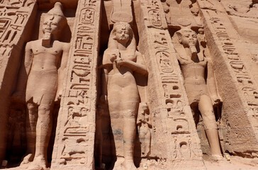 エジプト アブシンベル 神殿 ラムセス2世 小神殿
ネフェルタリ像
Egypt Abu Simbel Ramses II