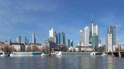 Obraz premium skyline of Frankfurt am Main with river Main