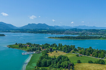 Blick auf idyllische Naturlandschaft rund um die Mühlner Bucht am Chiemsee