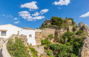 Fototapeta na wymiar White houses and historic castle on top of the mountain in Guadalest, Spain