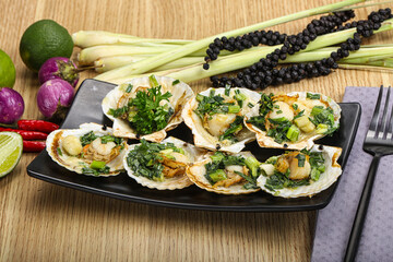 Grilled scallops with green onion