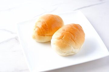 バターロールが用意された朝食のテーブル
