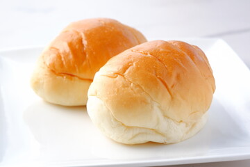 バターロールが用意された朝食のテーブル
