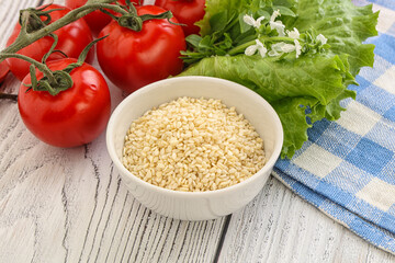 Raw sesame seeds in the bowl
