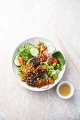 Salmon poke with vegetables and sesame seeds