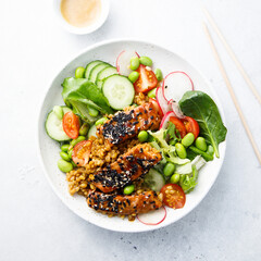 Salmon poke with vegetables and sesame seeds