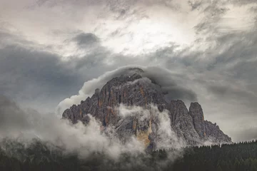 Fotobehang Il Sassolungo tra le nubi © Fotomonteverde