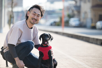 男性のドッグトレーナーや訓練士のイメージ　カメラ目線