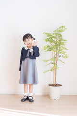 卒園式・入学式の服装の子供