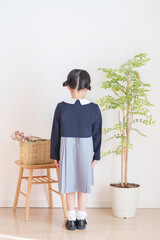 卒園式・入学式の服装の子供