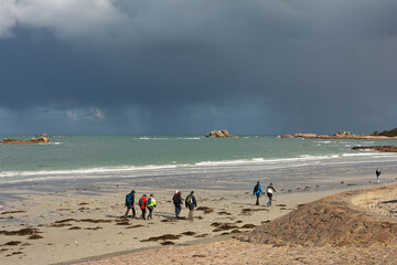 Groupe de randonneurs en bord de mer dans le Trégor - Bretagne France