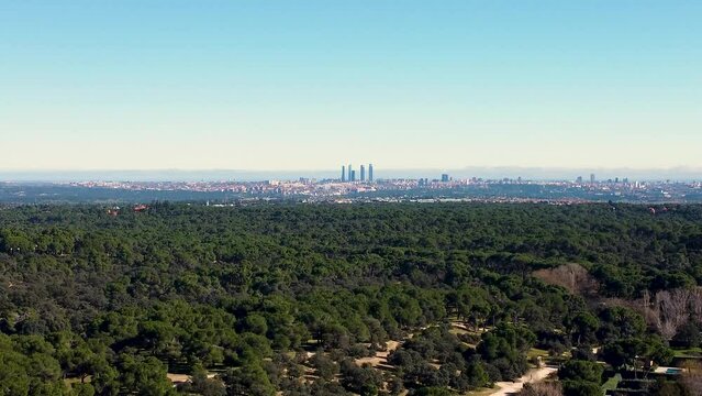 Vista a&eacute;rea del Skyline de las torres de Madrid visto desde el oeste. Majadahonda.