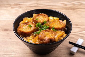 油麩の卵とじ丼（油麩丼）