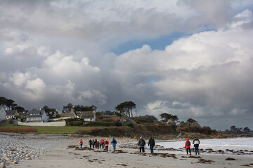 Groupe de randonneurs en bord de mer dans le Trégor - Bretagne France