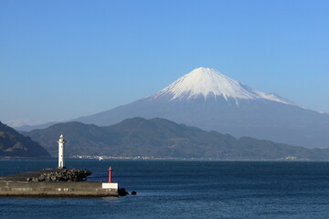 海から見る富士山と灯台