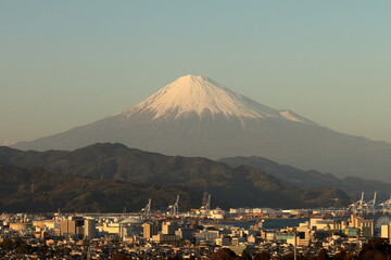 夕暮れの富士山と港町
