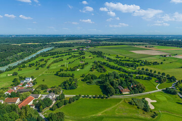 Guttenburg mit Schloss und Golfplatz im östlichen Oberbayern im Luftbild