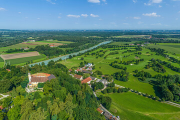 Fototapeta na wymiar Die Ortschaft Guttenburg mit Schloss und Golfplatz im östlichen Oberbayern im Luftbild
