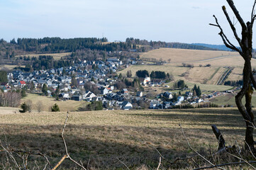 Blick auf den Ort  Cursdorf mit seinen ,mit Schiefer gedeckten Häusern -   Thüringer...