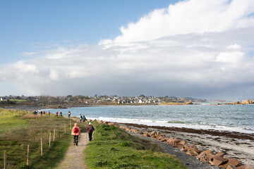 Groupe de randonneurs en bord de mer dans le Trégor - Bretagne France