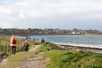 Groupe de randonneurs en bord de mer dans le Trégor - Bretagne France