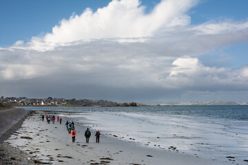 Groupe de randonneurs en bord de mer dans le Trégor - Bretagne France