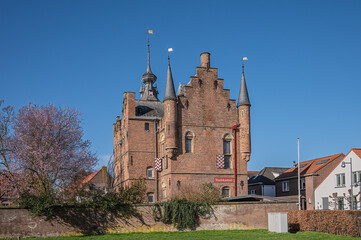 Stadskasteel Zaltbommel. Tussen ongeveer 1535 en 1540 liet de Gelderse legeraanvoerder Maarten van Rossem (ca. 1495-1555) dit pand bouwen. Het gebouw diende als woonhuis,.

