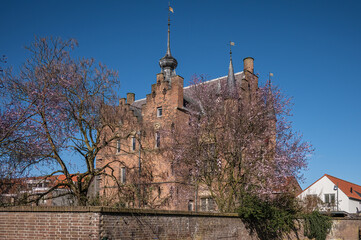 Stadskasteel Zaltbommel. Tussen ongeveer 1535 en 1540 liet de Gelderse legeraanvoerder Maarten van Rossem (ca. 1495-1555) dit pand bouwen. Het gebouw diende als woonhuis,.

