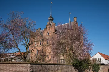 Fototapeten Stadskasteel Zaltbommel. Tussen ongeveer 1535 en 1540 liet de Gelderse legeraanvoerder Maarten van Rossem (ca. 1495-1555) dit pand bouwen. Het gebouw diende als woonhuis,.  © jos