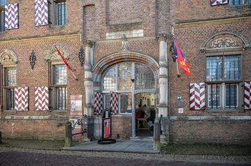 Fototapeten Stadskasteel Zaltbommel. Tussen ongeveer 1535 en 1540 liet de Gelderse legeraanvoerder Maarten van Rossem (ca. 1495-1555) dit pand bouwen. Het gebouw diende als woonhuis,. © jos