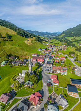 Ausblick auf Mittelberg in Vorarlberg an einem sonnigen Tag im September