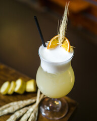 una copa de coctail con alcohol y frutas hecha por un bartender