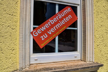 eilenburg, deutschland - fenster mit schild gewerberäume zu vermieten