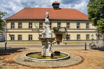 osterburg, deutschland - rathaus und neptunbrunnen