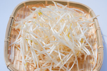 ざるに入ったもやし